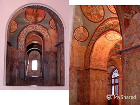 Великолепный интерьер Софийского собора во многом сохранился. Это мозаики и фрески. Кусочки смальты (цветного непрозрачного стекла), из которой выполнены.