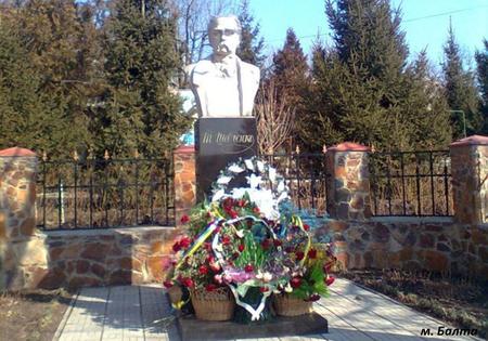 М. Балта Перший пам'ятник Т.Шевченку відкрито в 1881 році з нагоди 20-річчя від дня смерті художника в м. Форт Шевченка (Казахстан)